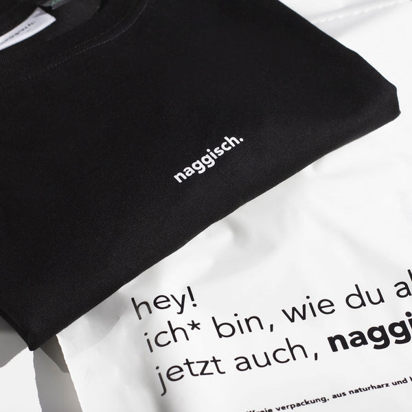 liegendes schwarzes T-Shirt weiß bedruckt mit naggisch