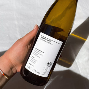 Rückseite Weinflasche mit weißem Etikett und Inhaltsangaben