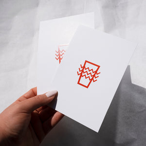 weiße Postkarte mit rotem Apfelweinglas und Kartenveredelung