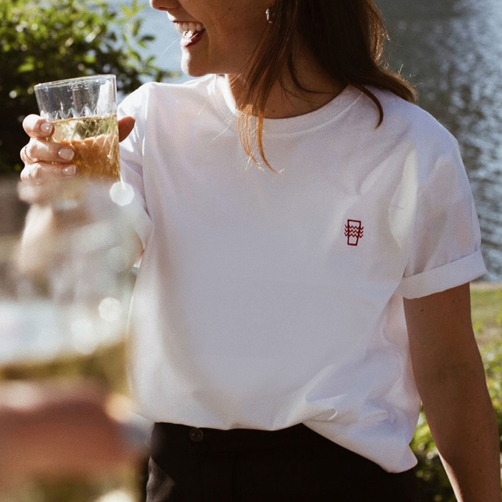 Frau mit weißem T-Shirt rot bestickt mit Apfelweinglas
